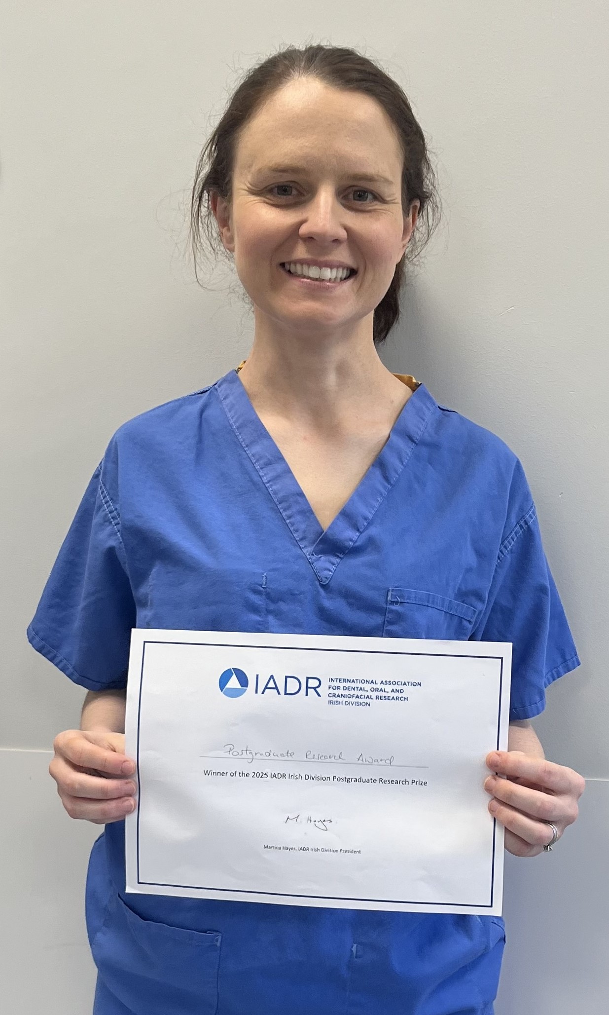 Dr Claire Curtin, a Lecturer/Specialist in Special Care Dentistry, with the IDR Research Prize Cert