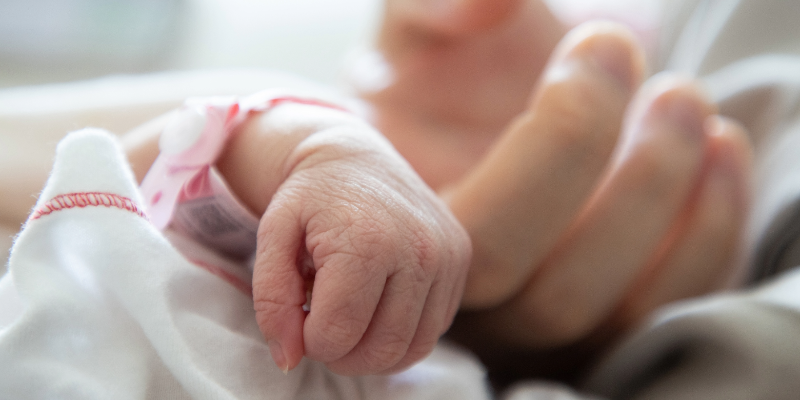 Delaying umbilical cord clamping significantly reduces the risk of death in premature babies