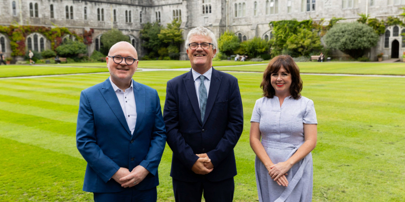 Clár oideachais múinteoirí bunscoile trí Ghaeilge á sheoladh ag UCC. Sa phictiúr, ó chlé go deas: Dr T.J. Ó Ceallaigh; Uachtarán UCC, an tOllamh John O’Halloran MRIA; agus an tOllamh Nicola Ingram.