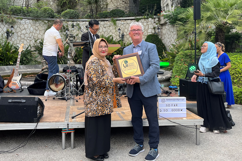 Prof. Dr. Ir. Riri Fitri Sari MM MSc, Chairperson, UI GreenMetric World University Rankings, presents Professor John O’Halloran with a plaque recognising UCC’s position as fourth most sustainable university in the world. Prof. Dr. Ir. Riri Fitri Sari MM MSc, Chairperson, UI GreenMetric World University Rankings, presents Professor John O’Halloran with a plaque recognising UCC’s position as fourth most sustainable university in the world.