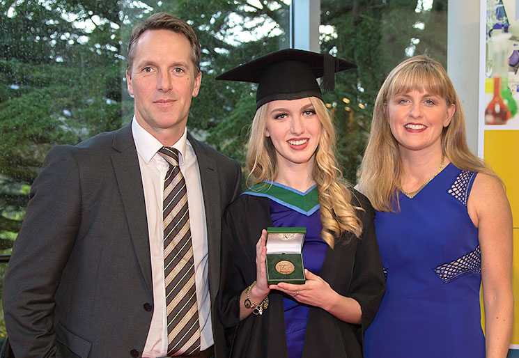 The 2017 Art Champlin Gold Medal recipient & top BSc in Biochemistry graduate in 2017, Carolyn Murray pictured with her parents, Kevin and Sharon Murray.
