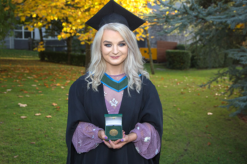 Congratulations to Róisín Cassidy, the 2018 recipient of the Art Champlin Gold Medal – awarded annually to the top student graduating BSc (Hons) in Biochemistry
