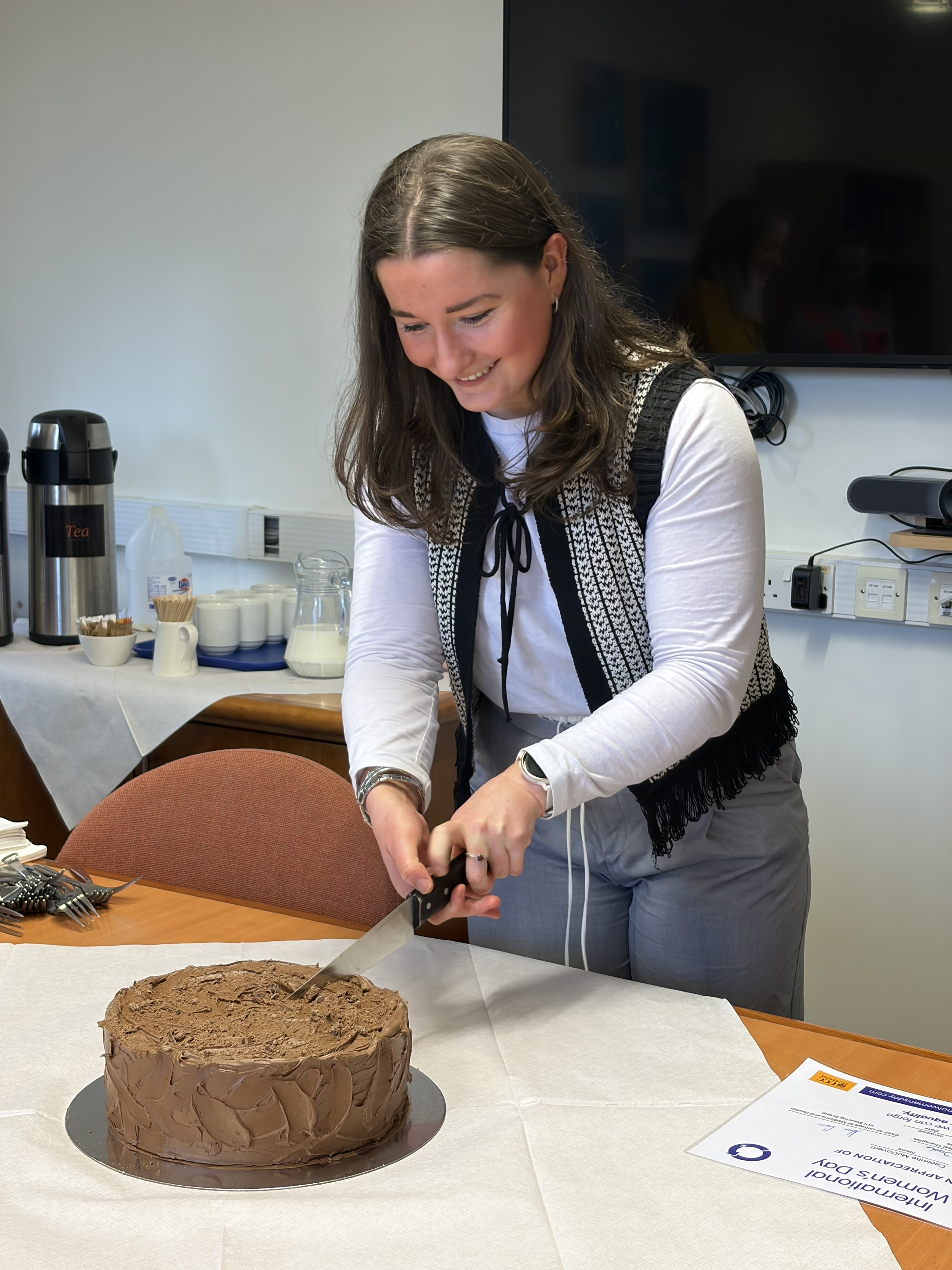 EDI Committee Caoimhe McGovern cutting cake