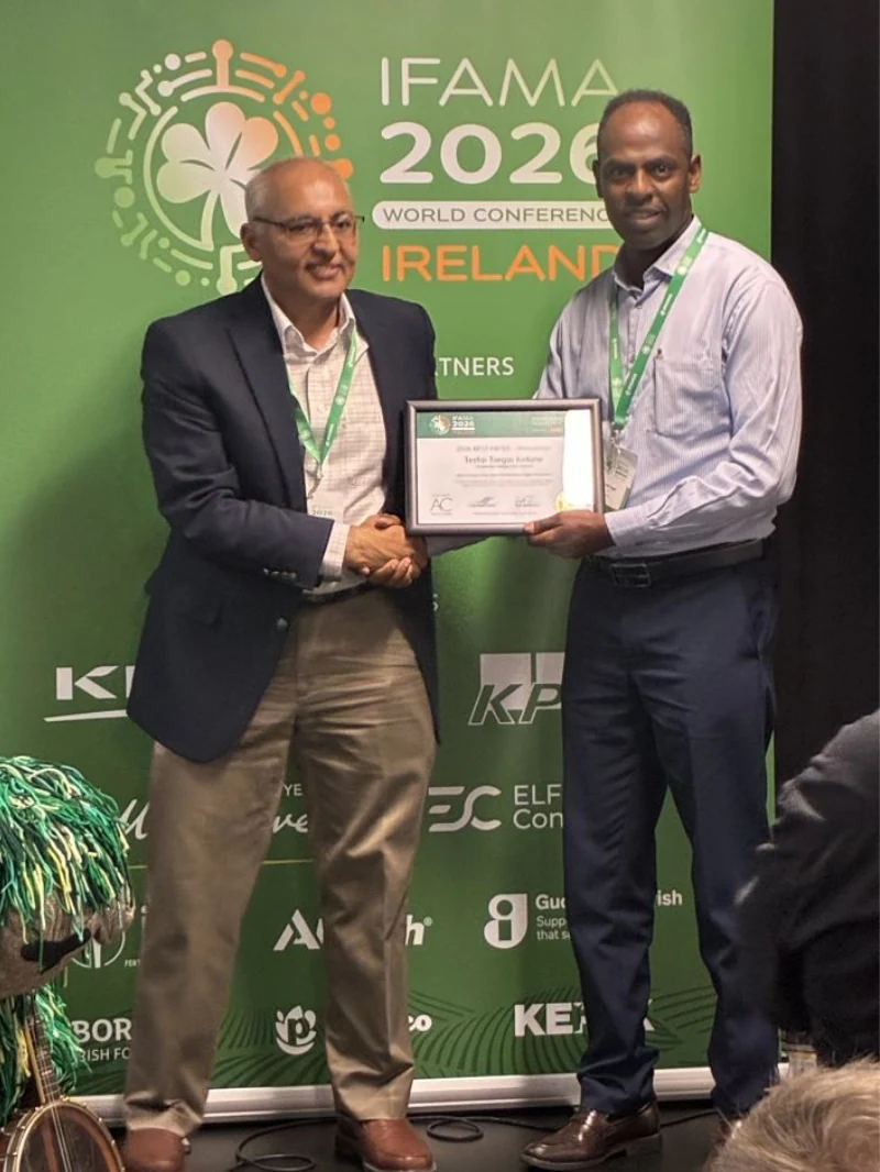 2 people smiling with an award