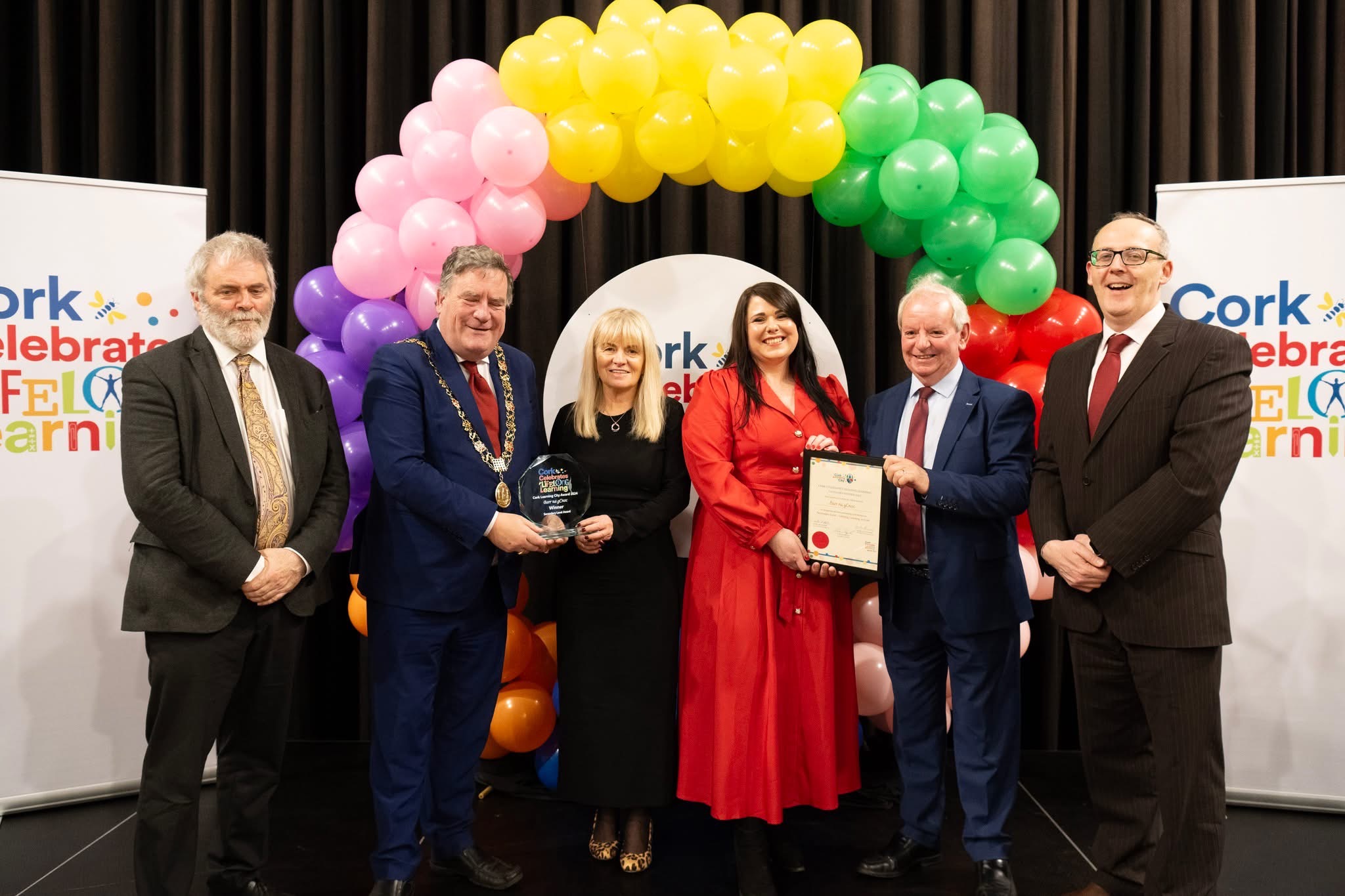 An tOllamh Pádraig Ó Macháin, Stiúrthóir, Barr na gCnoc; Dan Boyle, Ardmhéara Chorcaí; Phil O'Flynn, Príomhoide, Gaelcholaiste Mhic Shuibhne; Adel Coleman, Bainisteoir Tionscnaimh, Barr na gCnoc; An tOllamh Stiofán Ó Broin, Leas-Uachtarán agus Cláraitheoir, Coláiste na hOllscoile Corcaigh. 
