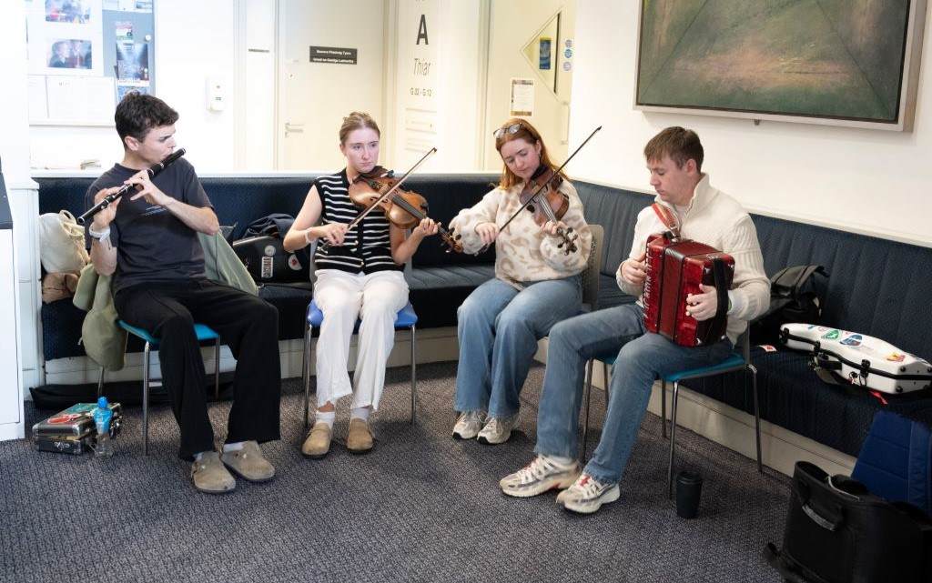 Musicinans playing music