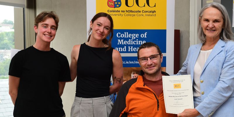 Pawel Hursztyn receiving the Outstanding Peer of the Year Award Pawel Hursztyn receiving the Outstanding Peer of the Year Award