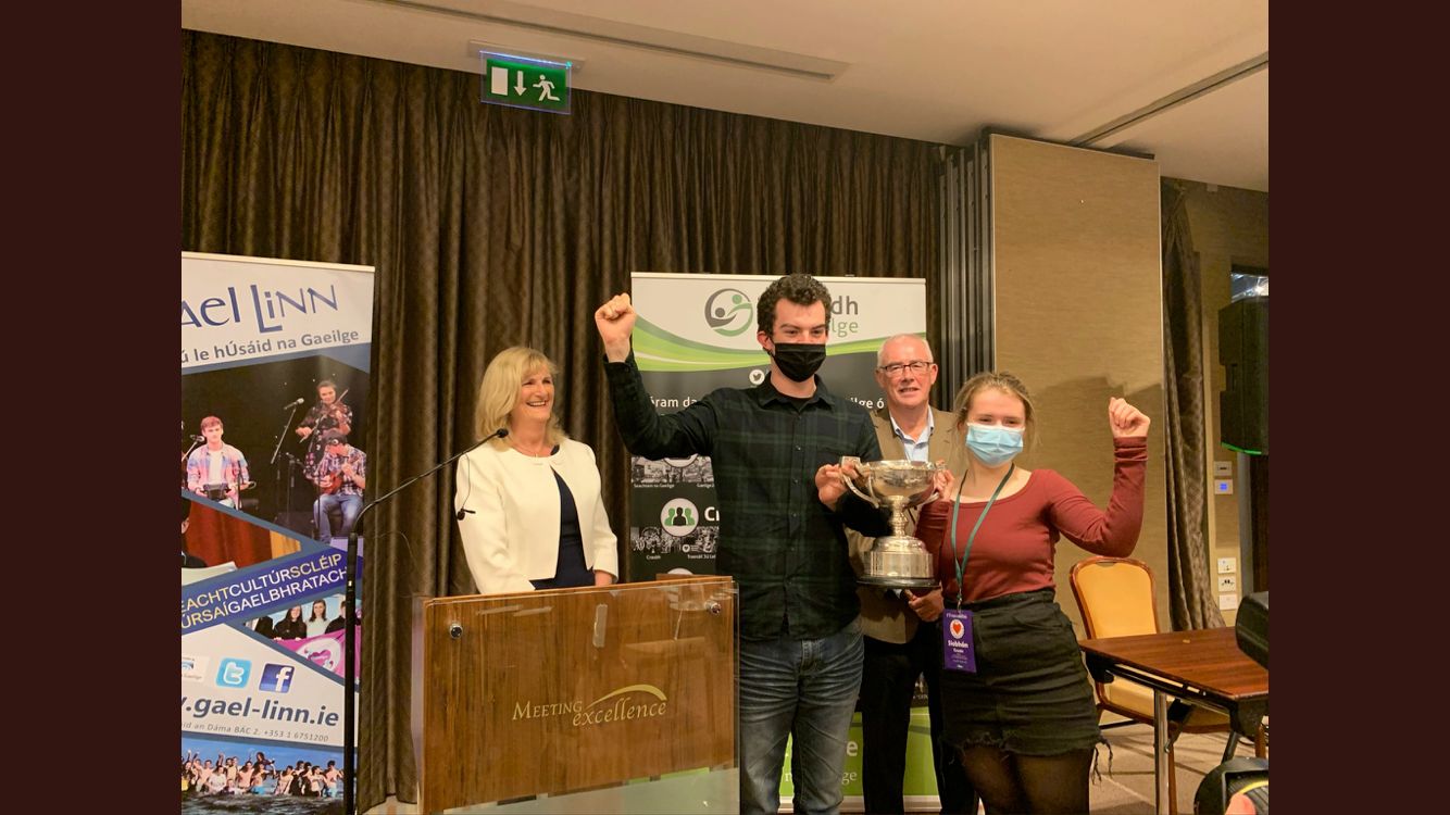 Bhuaigh Foireann Dhíospóireachta UCC, Siobhán Ní Chróinín agus Oisín Ó Síocháin, Craobh Díospóireachta Ghael-Linn le déanaí. 