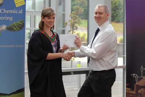 Aibhin O'Brien receiving the AbbVie Award for Excellence in Engineering 2015 from Philip O'Connell of AbbVie Cork