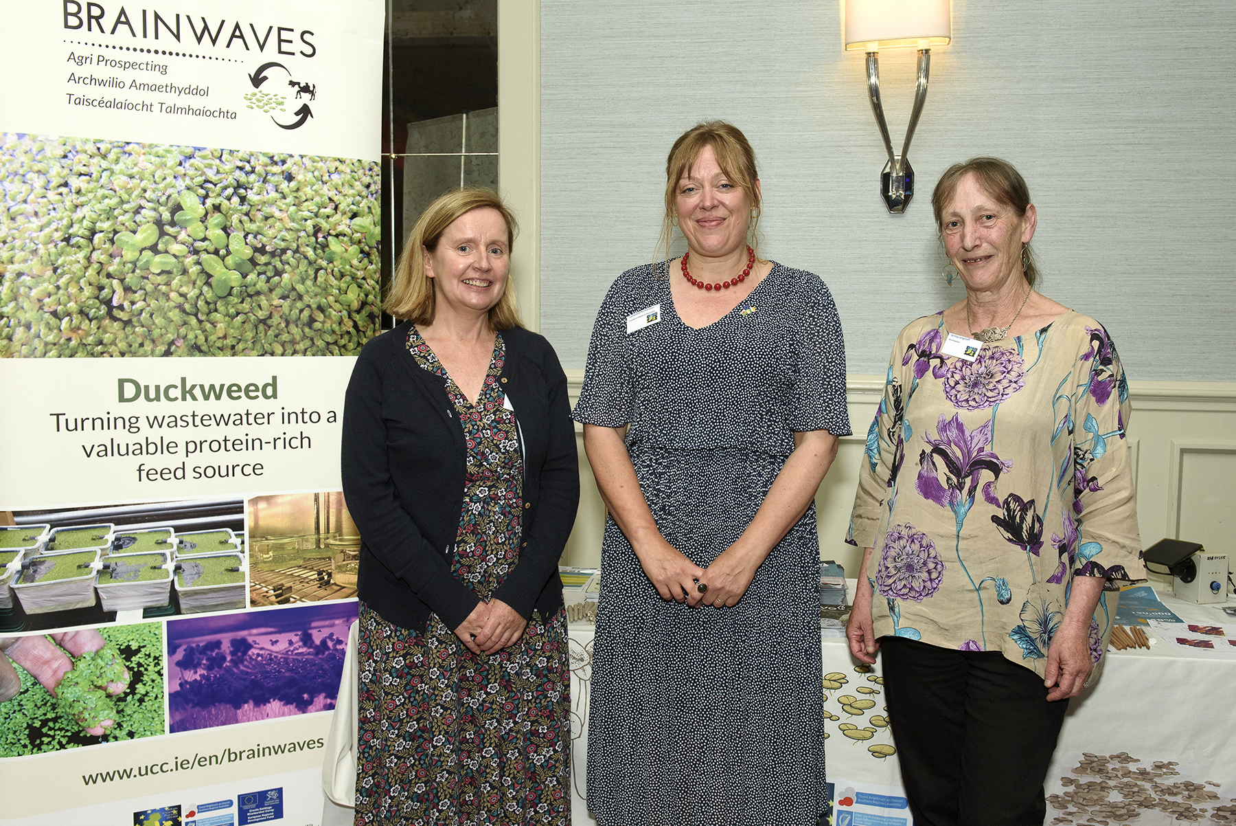 Ó chlé go deas: An Dr Siobhán Higgins, Bainisteoir Tionscadail Brainwaves, Samantha Richardson, Oifigeach Forbartha, agus Lesley Langstaff, Bainisteoir Tionscadail Áitiúil Brainwaves