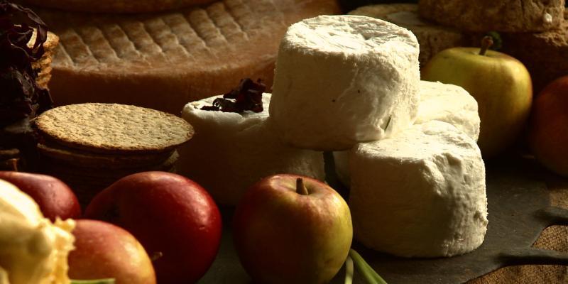 Artisanal and farmhouse cheese through history and culture