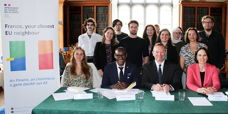 Photo: (Front Row L-R) Judges Mélanie Depret, 3rd place of the jury in Bucharest for the international final of MT180 2025, Cllr. Honore Kamegni, Green Party Cork City South East, Oliver Davis, Professor and Head of the French department at UCC and Jenny Piaget, Ambassador of Switzerland to Ireland are joined by the 9 finalists.