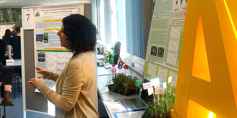 Dr Rossana Henriques presenting the ResilientCrop project to first-year students in BEES.