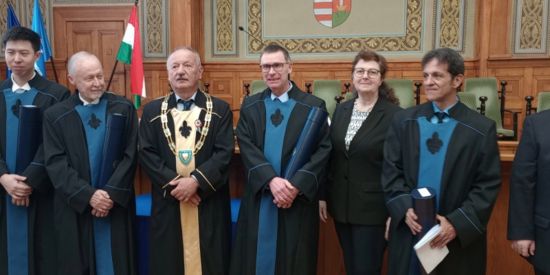 Prof Marcel Jansen with rector Prof Attila Miseta, and promotor Prof Eva Hideg on the right.