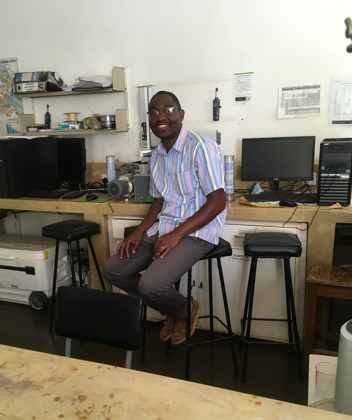 Onesmus Kativhu in the laboratory at the University of Zimbabwe.