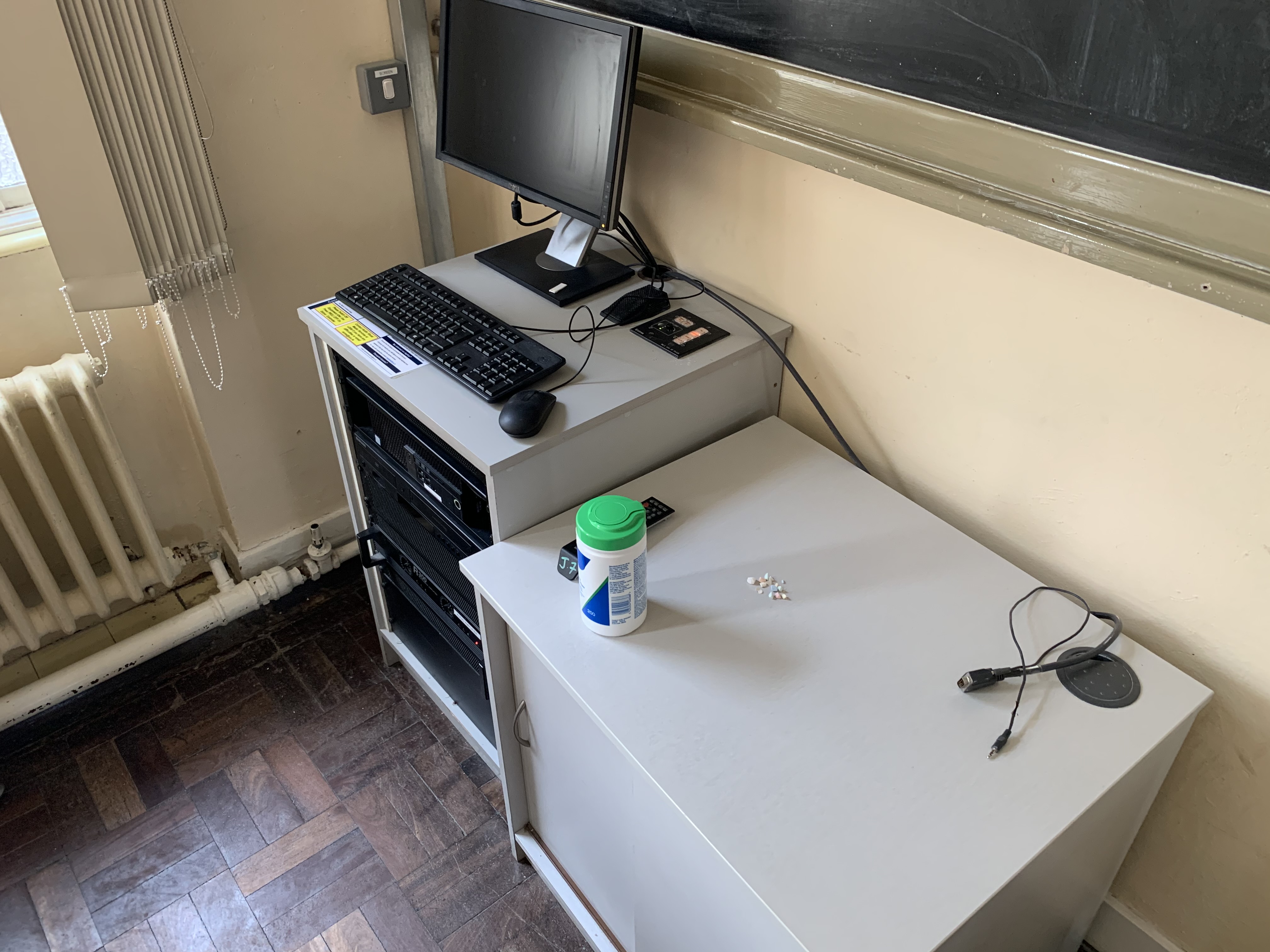 Photo of the desk in Connolly J7