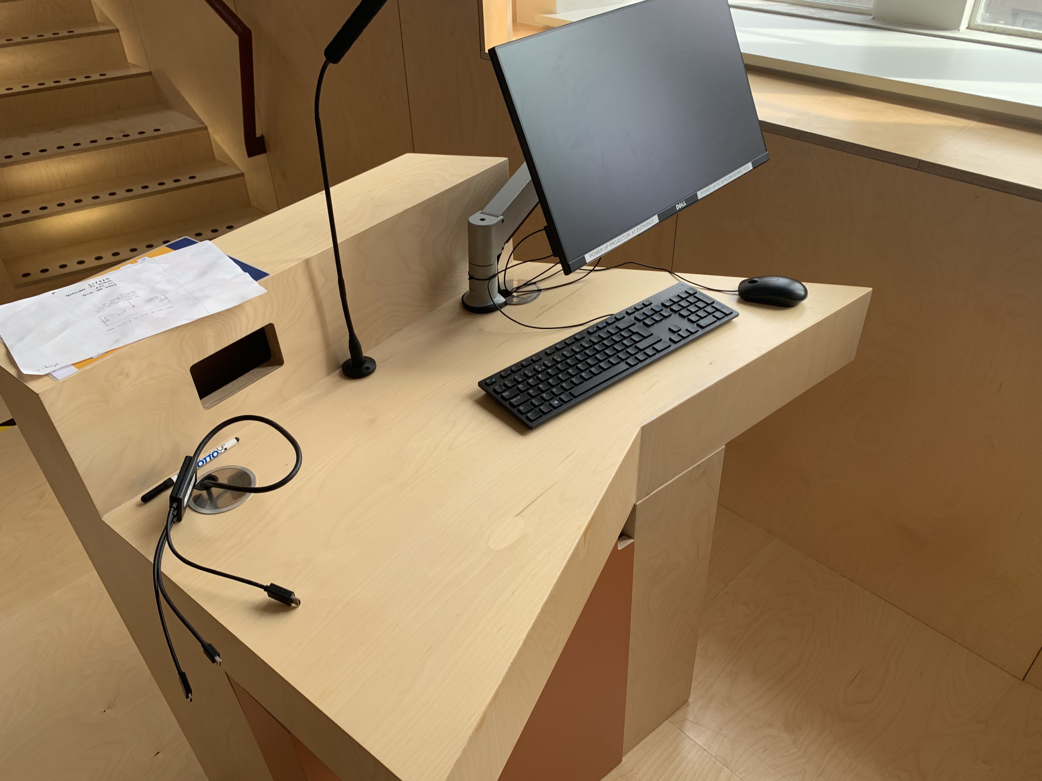 Photo of the desk in Hub 1.72