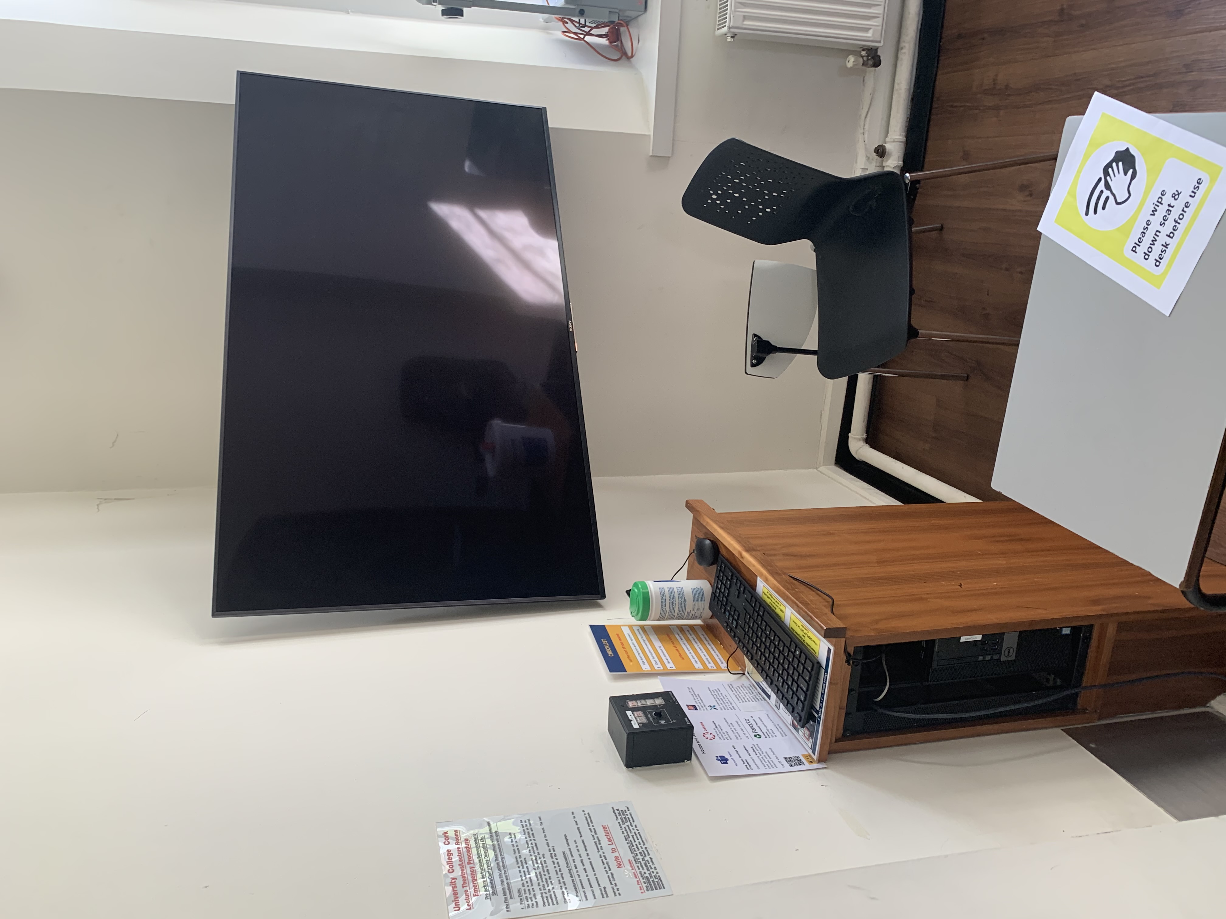 Photo of the desk in West Wing W3