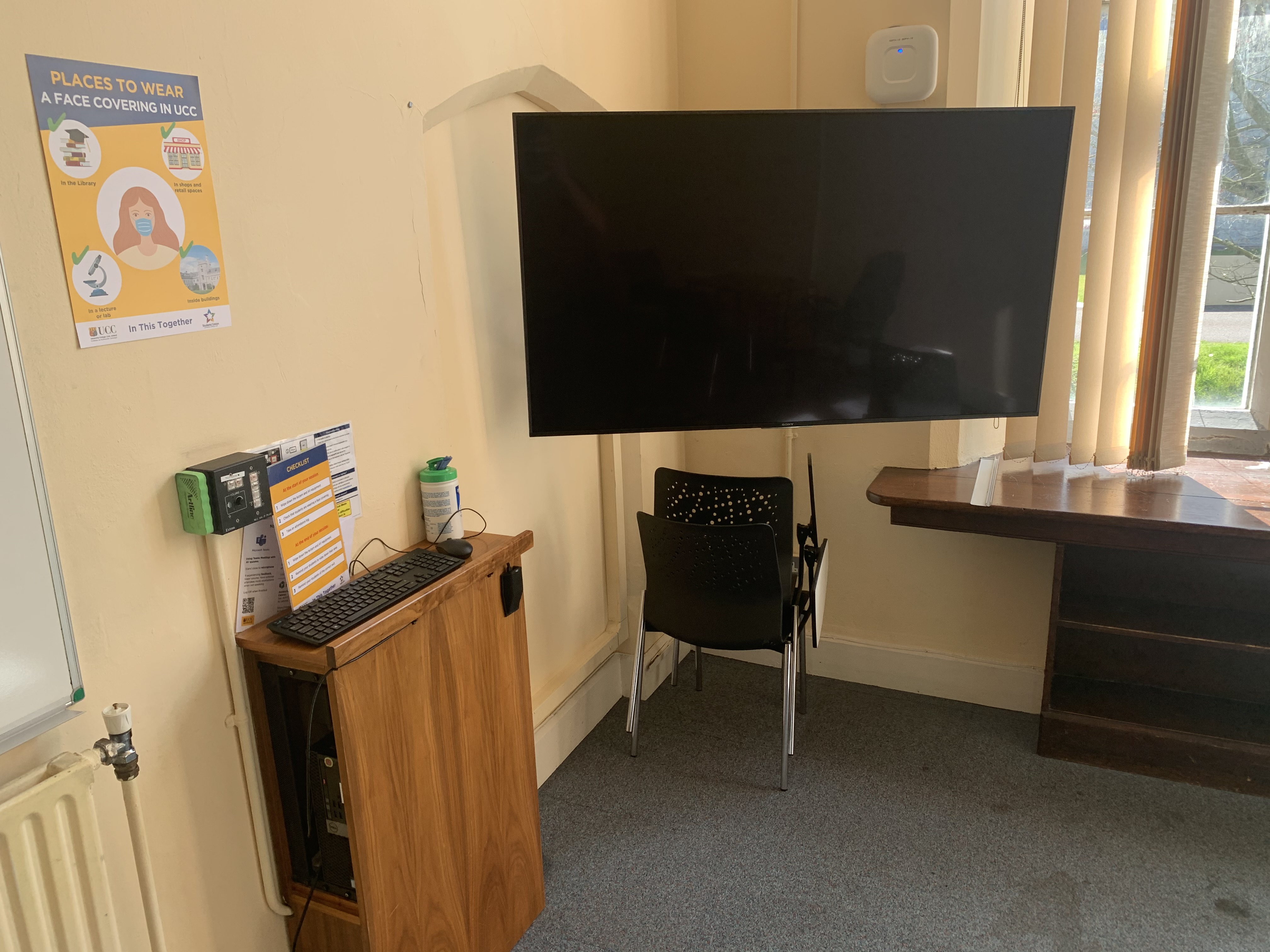 Photo of the desk in West Wing W7