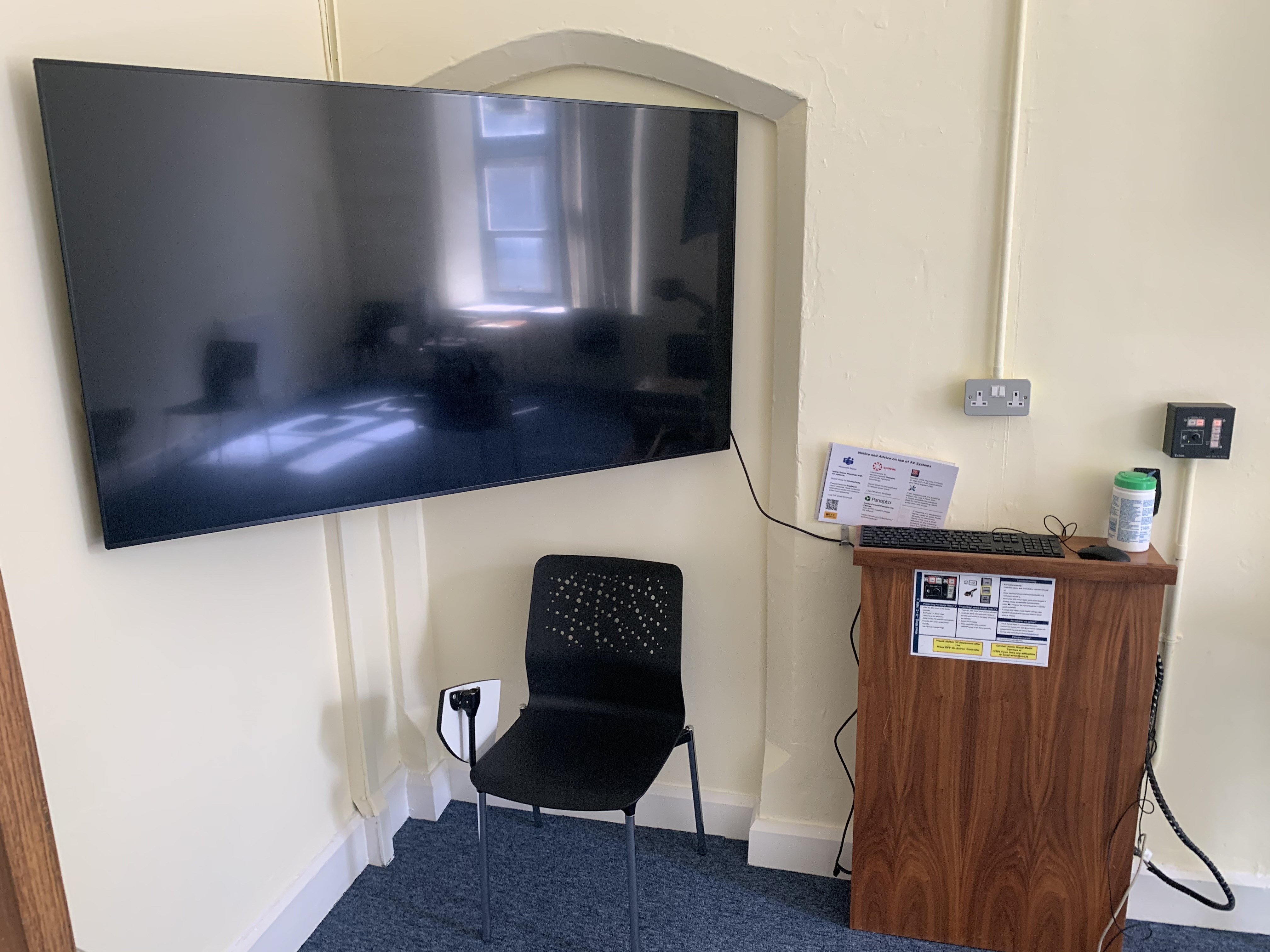 Photo of the desk in West Wing W8